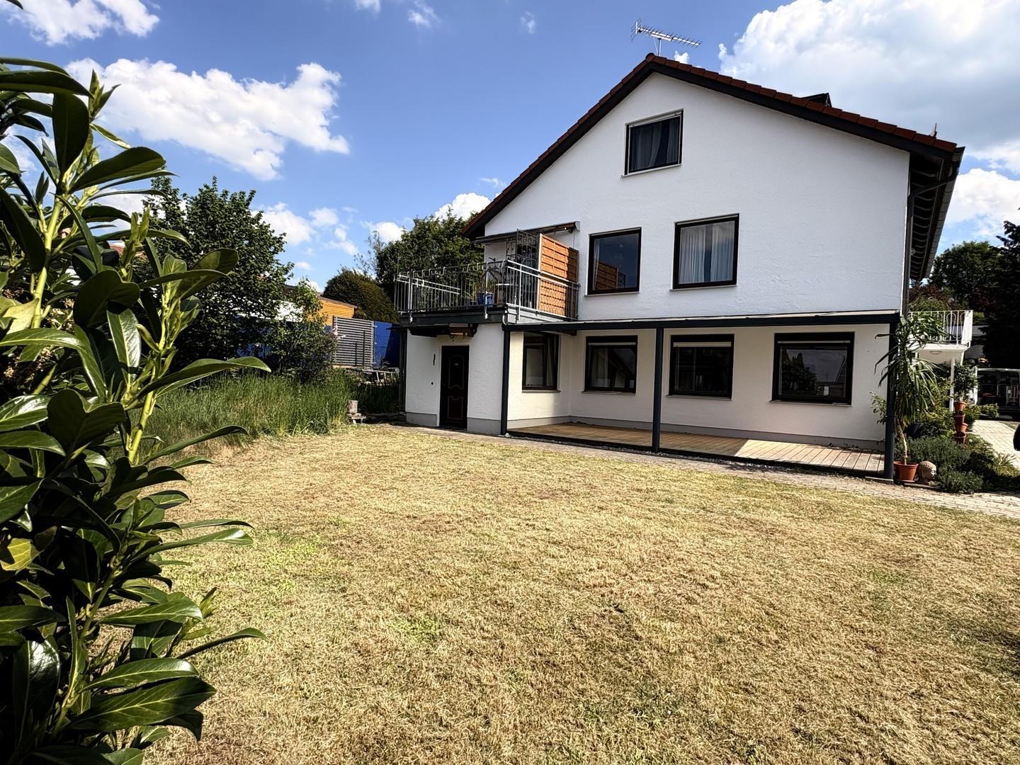 Außenansicht mit Garten 