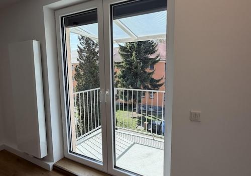 Wohnzimmer mit Balkon