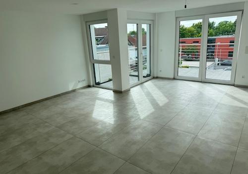 Wohnzimmer mit Balkon