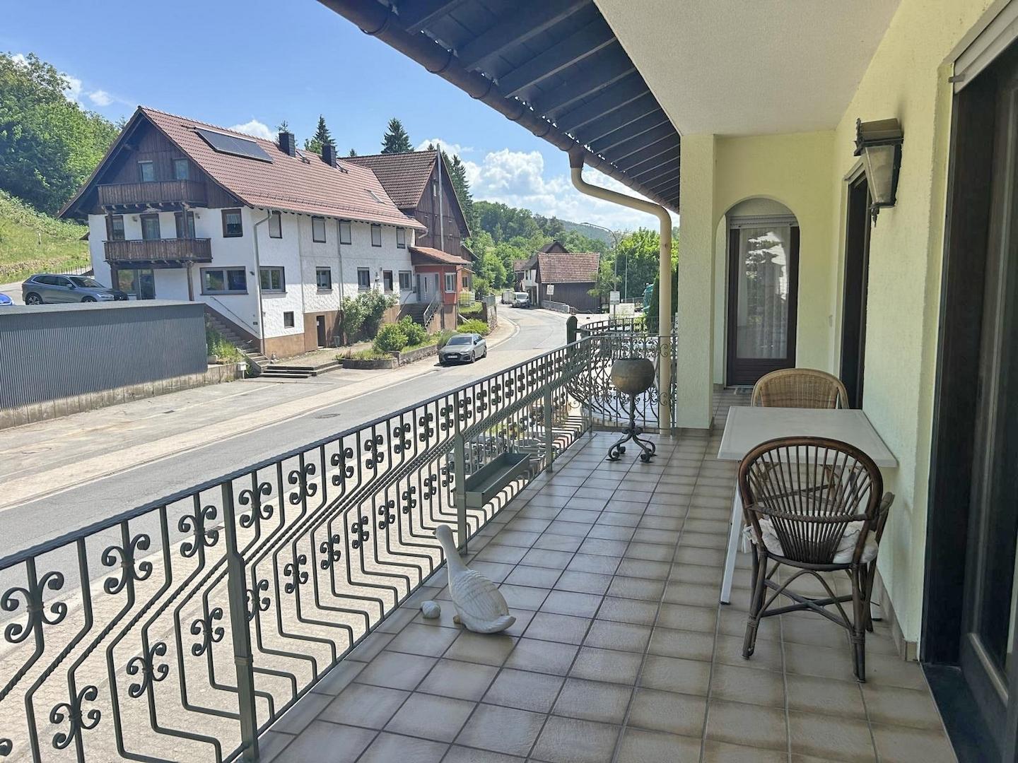Breiter umlaufender Balkon