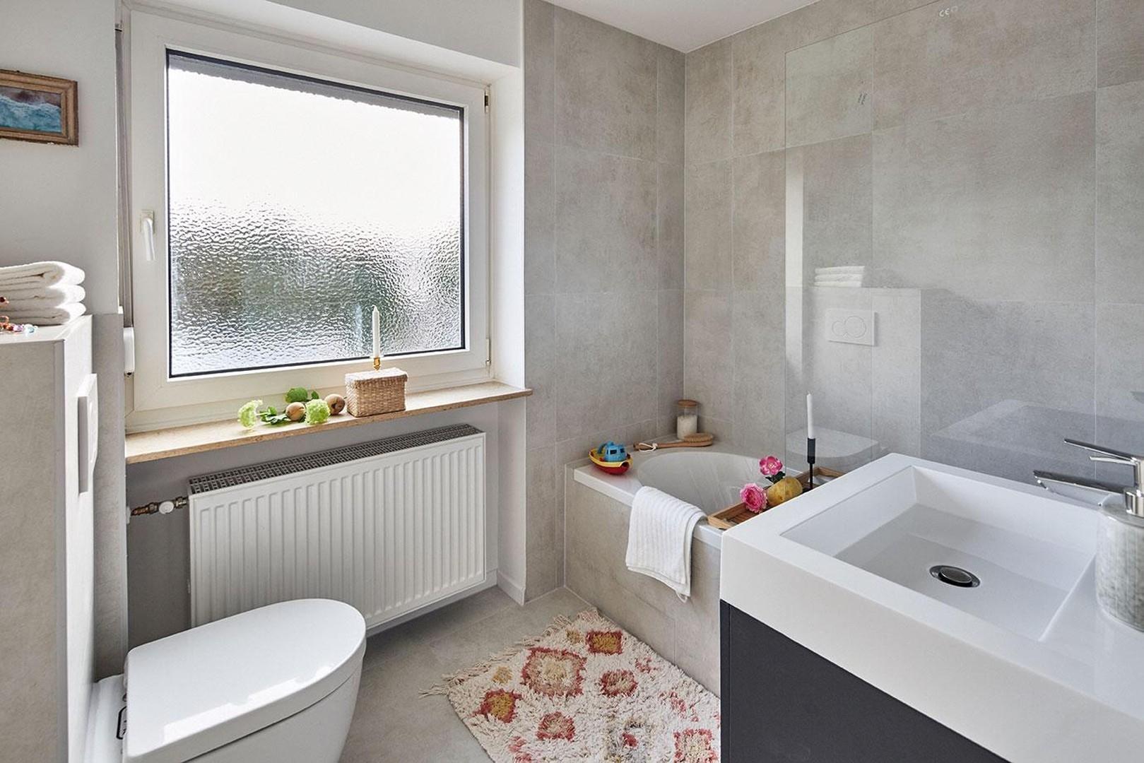 Helles Badezimmer