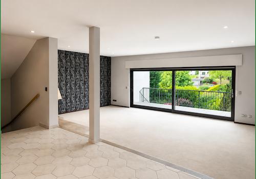 Blick vom Esszimmer auf das Wohnzimmer mit Balkon