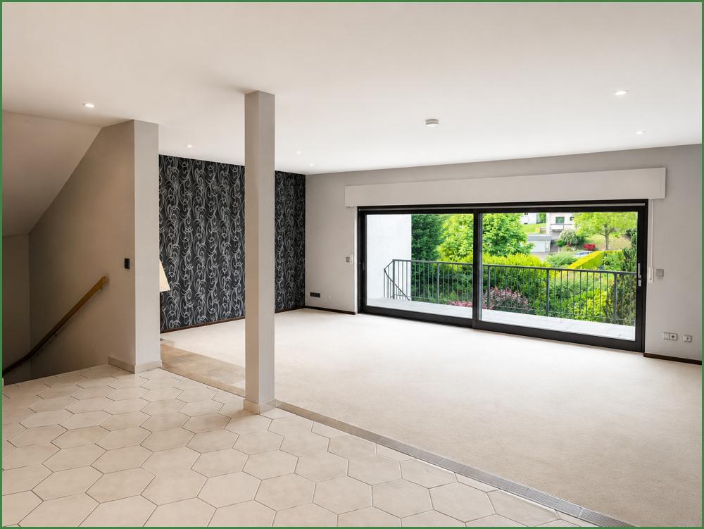 Blick vom Esszimmer auf das Wohnzimmer mit Balkon