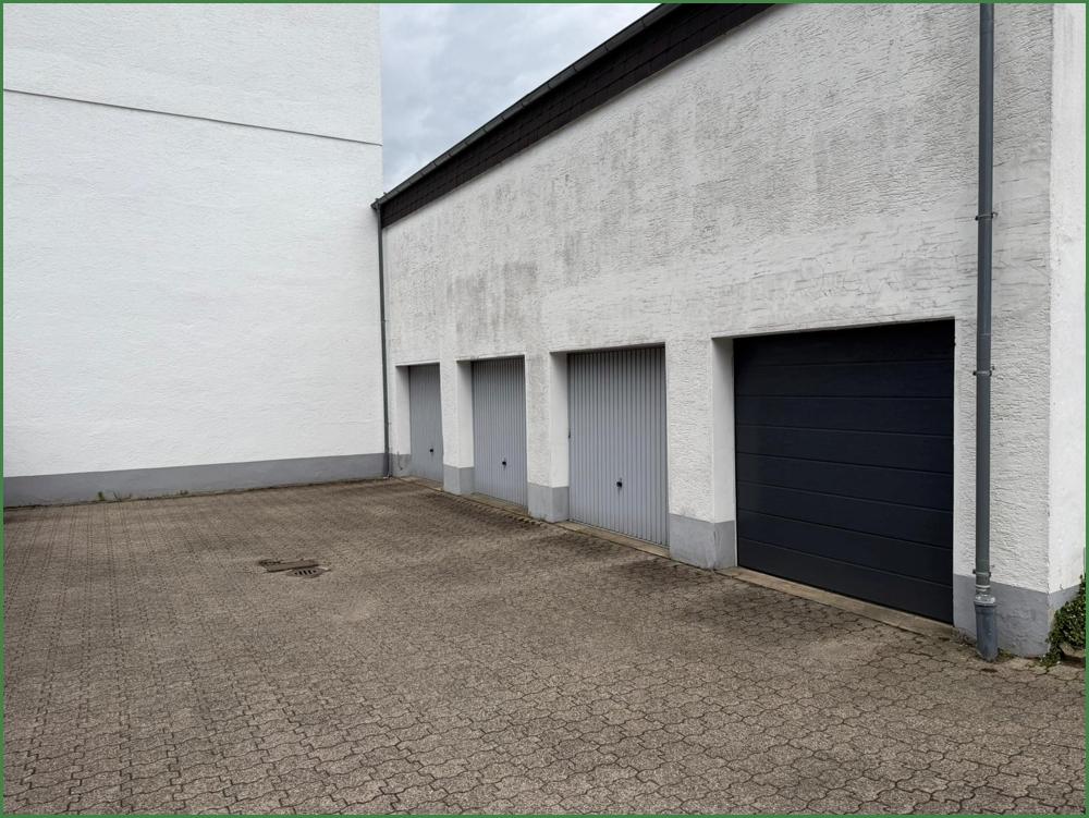 Garage links außen