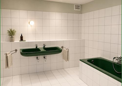 Badezimmer mit Doppelwaschbecken