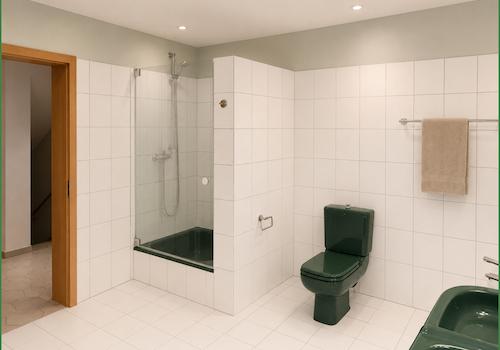 Badezimmer mit Dusche (aktueller Zustand)