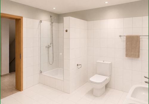 Badezimmer nach dem Austausch mit weißer Dusche und WC