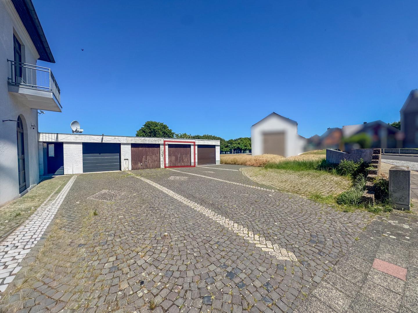 23 Zufahrt Garage