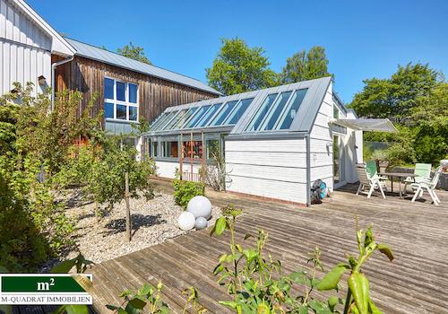 Poolhaus mit Terrasse und Naschgarten