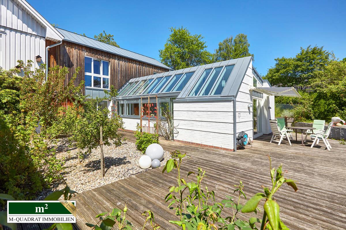 Poolhaus mit Terrasse und Naschgarten