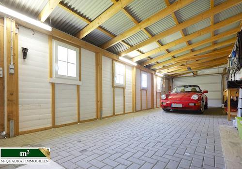 Geräumige Garage für ihre Schätze