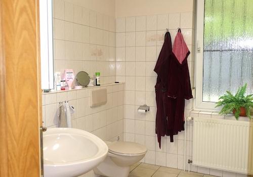 Großes Fenster im Bad