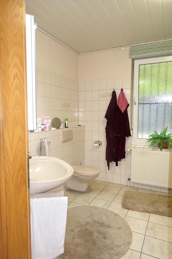 Großes Fenster im Bad