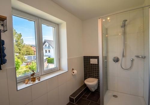 Badezimme mit Dusche und Doppelwaschbecken