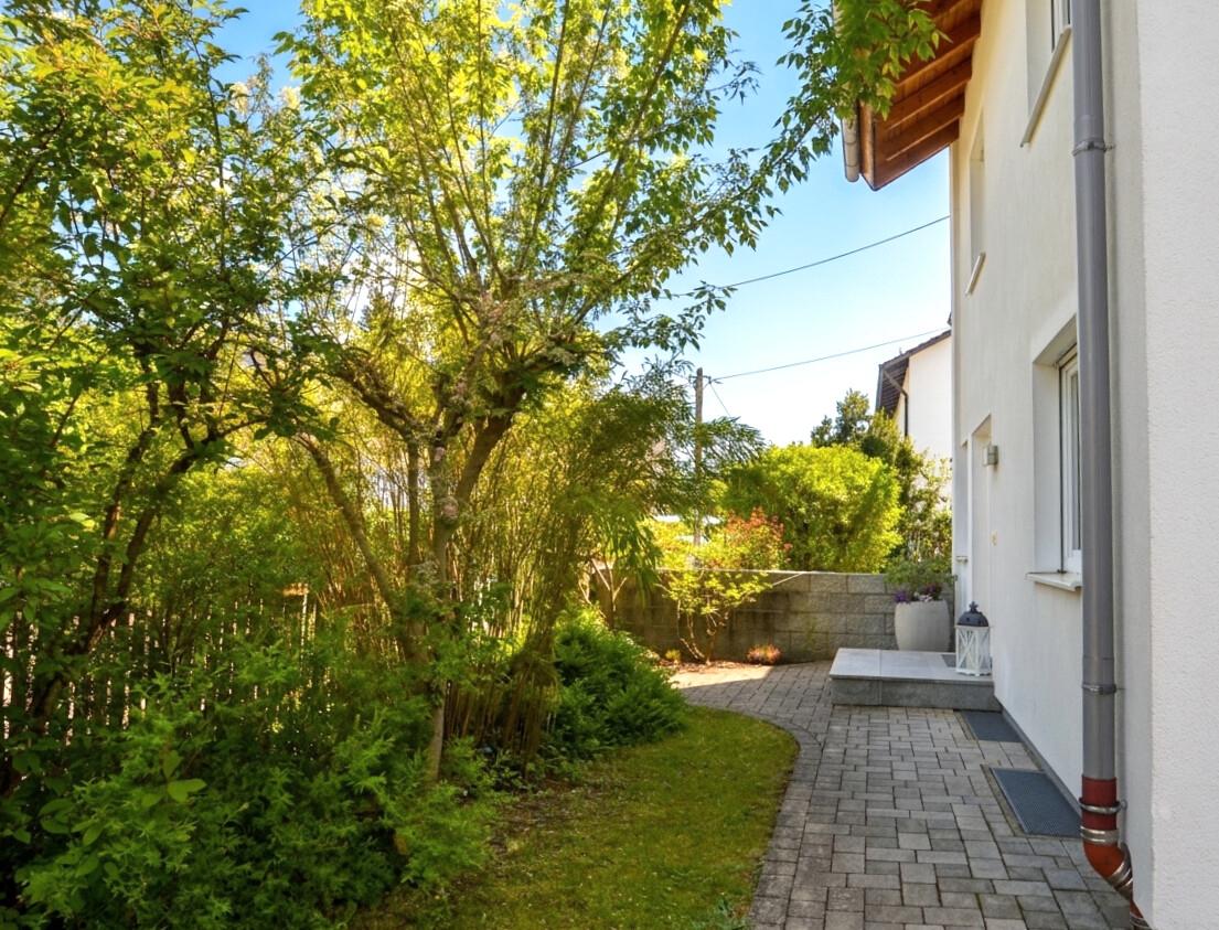 Vorgarten mit Abtrennung zum Nachbarn