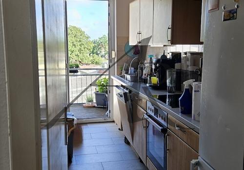 Küche mit Zugang zum Balkon