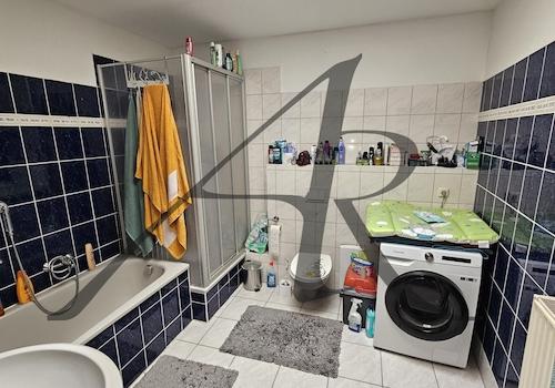 Bad mit Badewanne, Dusche und Oberlicht
