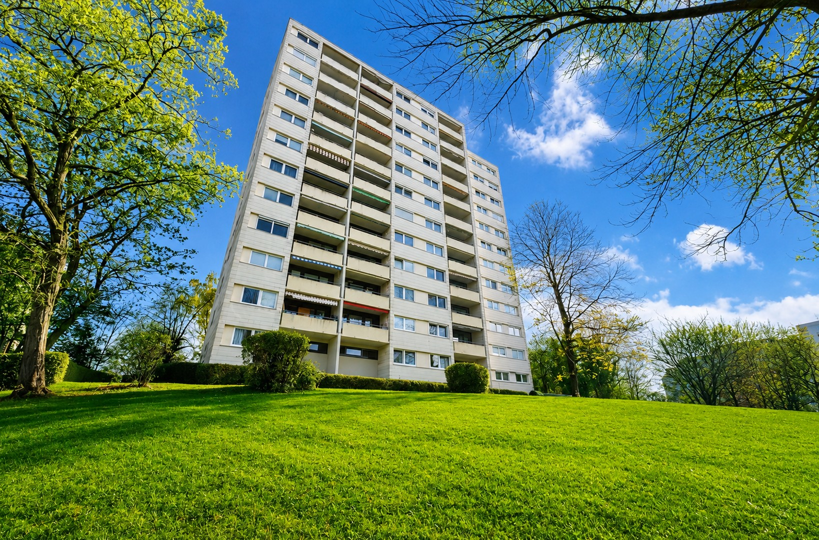 Gepflegtes Gebäude und Garten