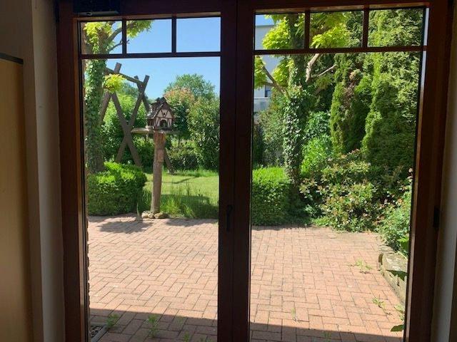 Blick aus der Küche in den Garten