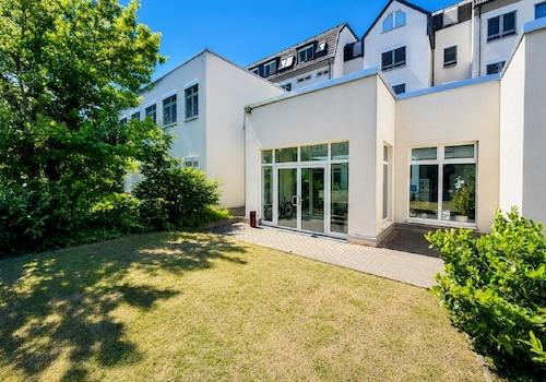 Lieferzugang mit Terrasse