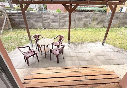 Blick vom Wohnzimmer auf die Terrasse