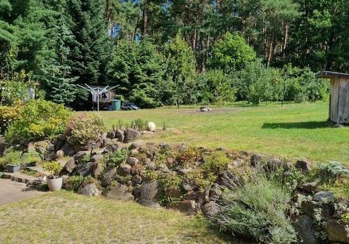 Feldsteinumrandung vorm Haus