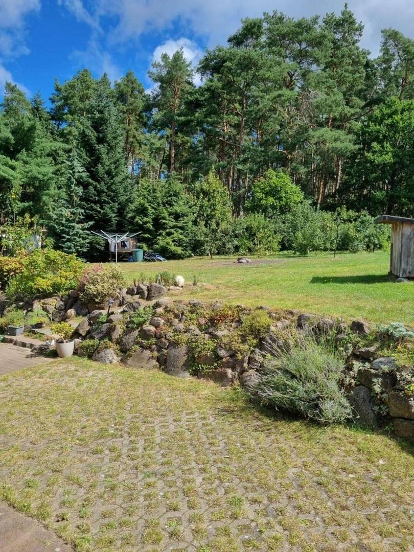 Feldsteinumrandung vorm Haus
