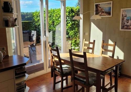 Küche mit Türen zur Terrasse