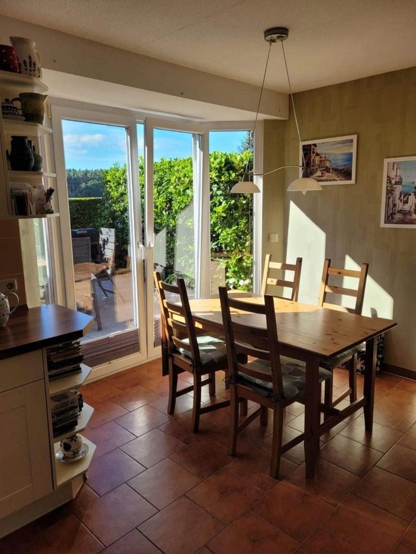 Küche mit Türen zur Terrasse