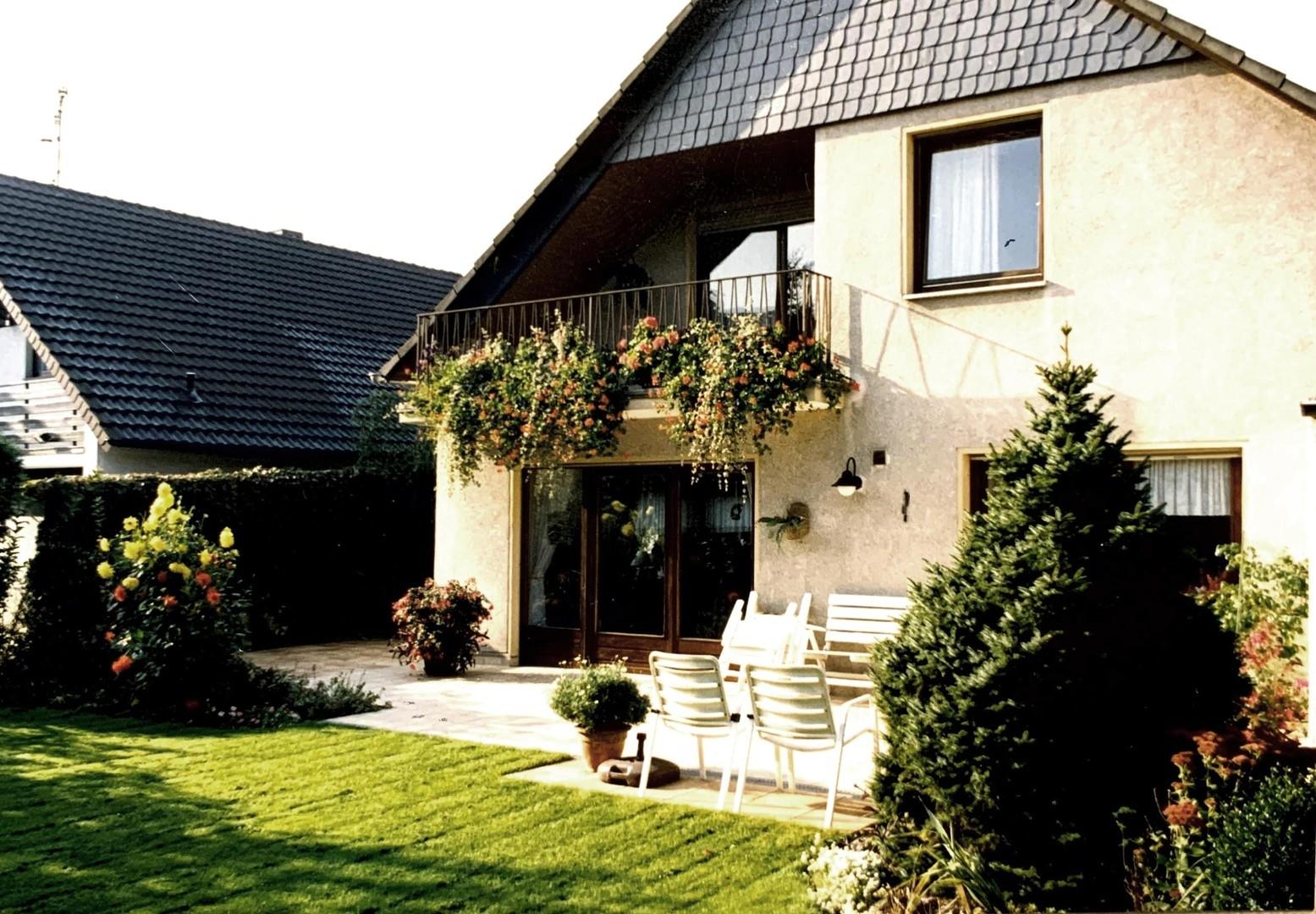 Rückansicht mit Terrasse