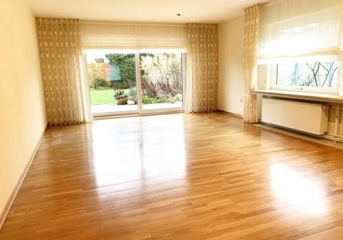 Wohnzimmer mit Parkett