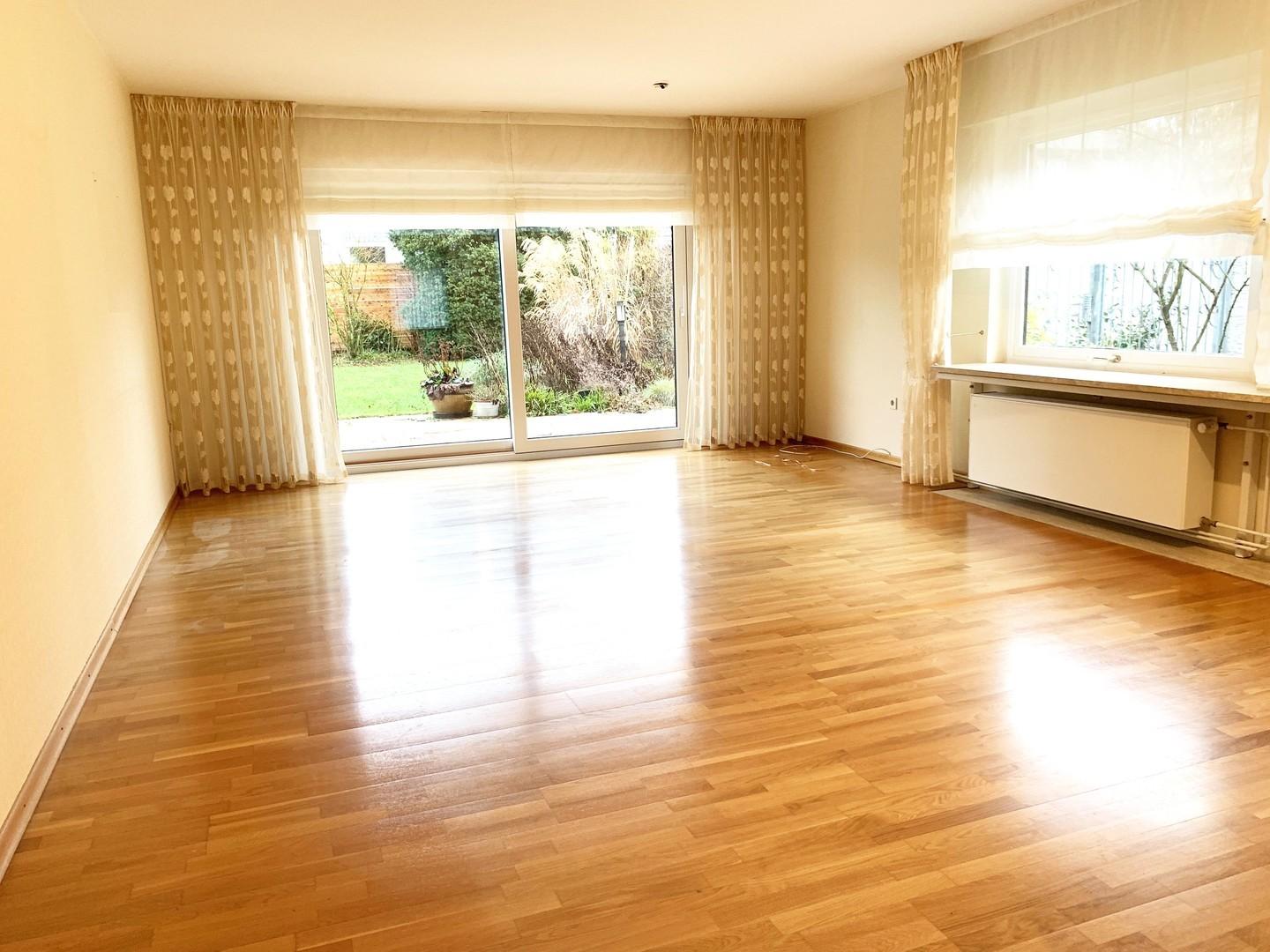 Wohnzimmer mit Parkett