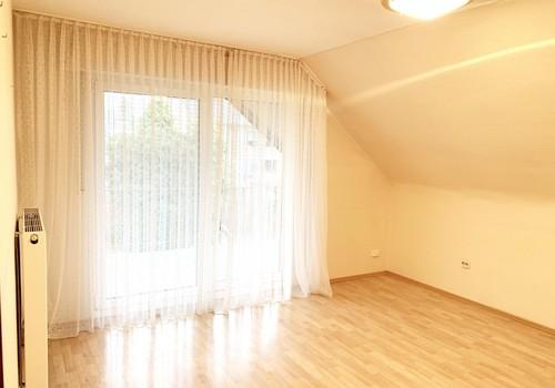 Großes Schlafzimmer mit Balkon