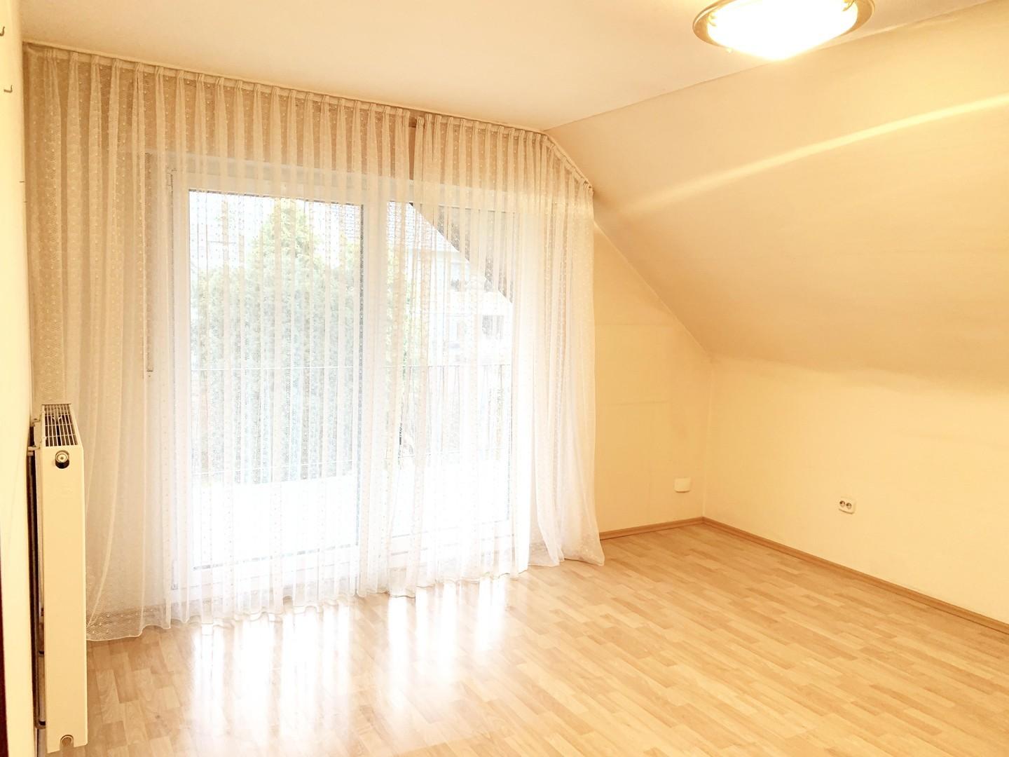 Großes Schlafzimmer mit Balkon