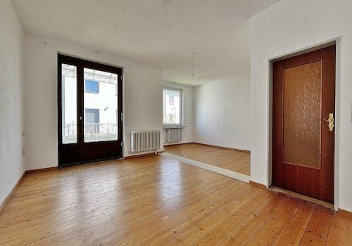 Schlafzimmer 1 mit Zugang zum Balkon OG