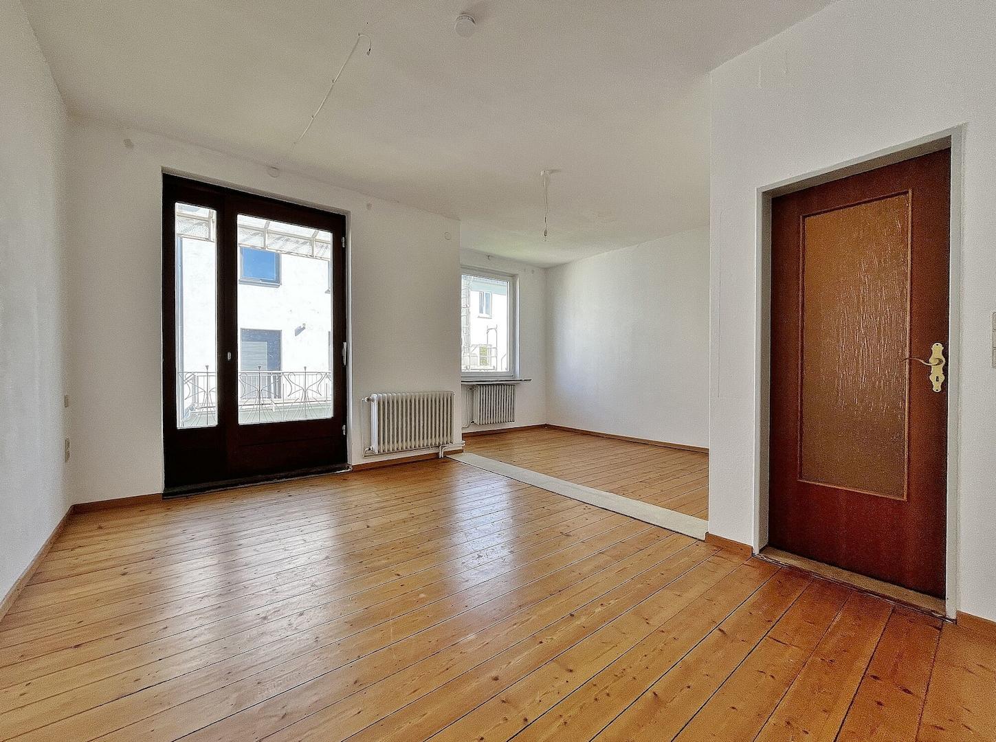 Schlafzimmer 1 mit Zugang zum Balkon OG