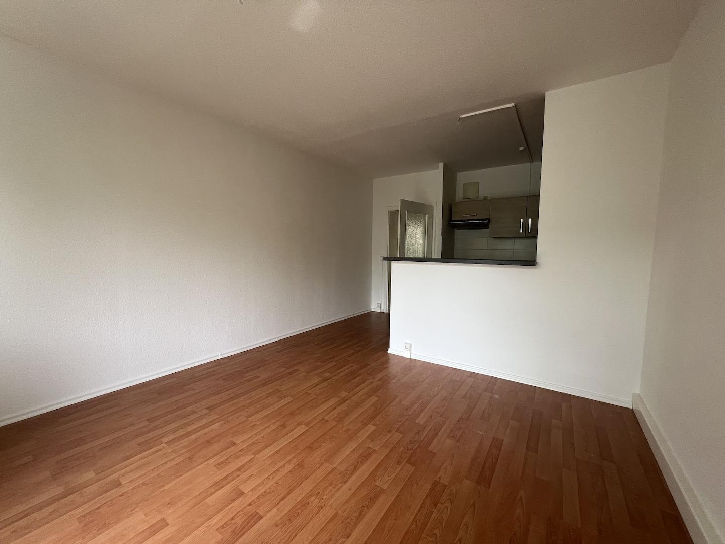 Wohnzimmer mit offener Küche