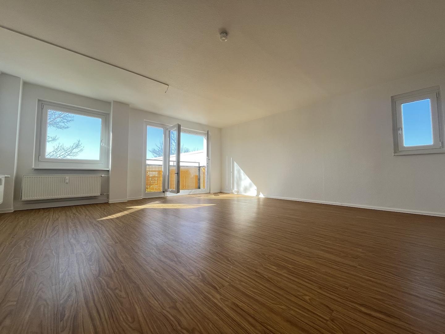 Wohnzimmer mit Blick zum Balkon