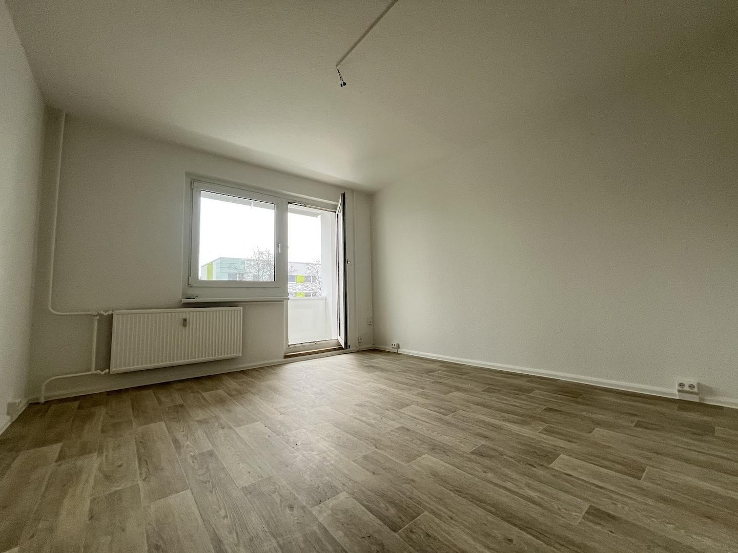 Wohnzimmer mit Blick zum Balkon