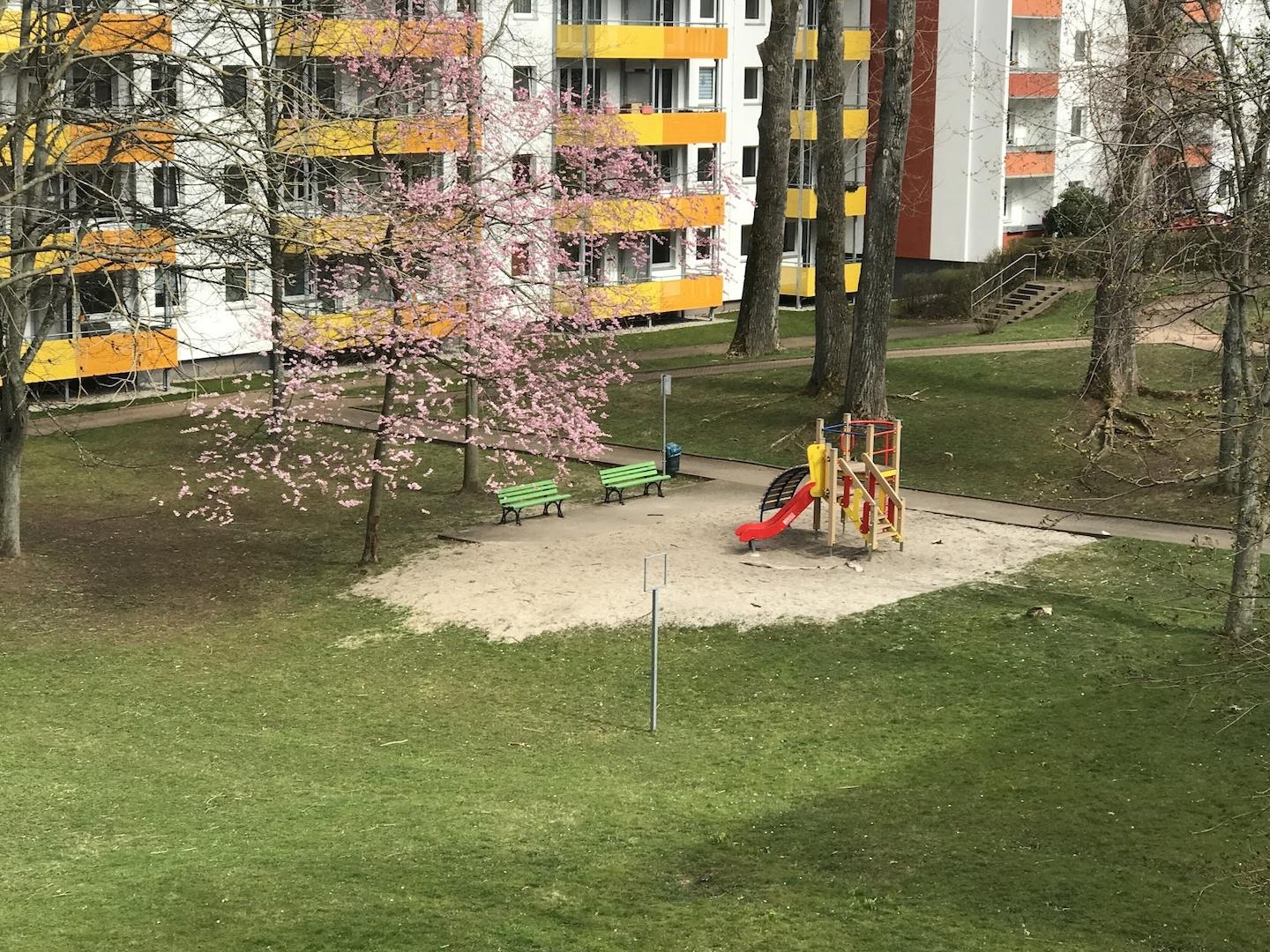 Hier spielen Kinder sicher im Grünen