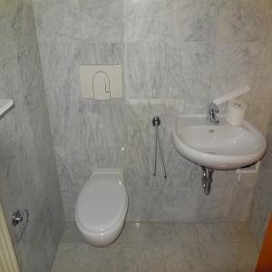 Bad mit WC und Waschbecken