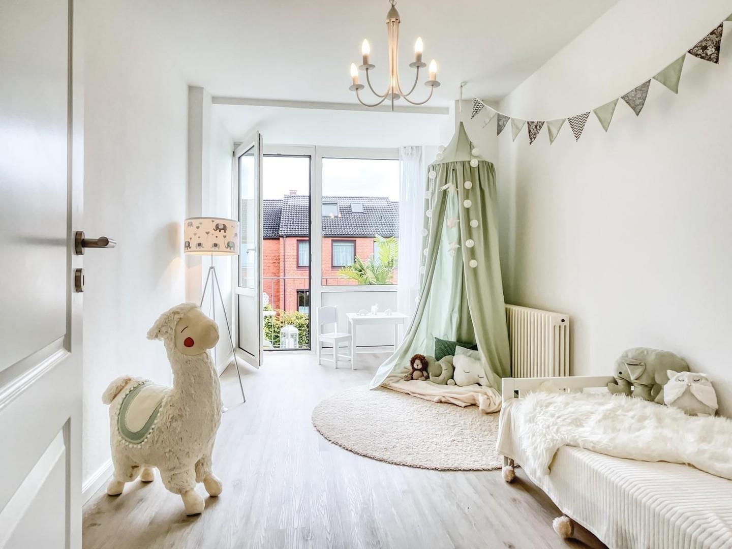 KINDERZIMMER/ BÜRO