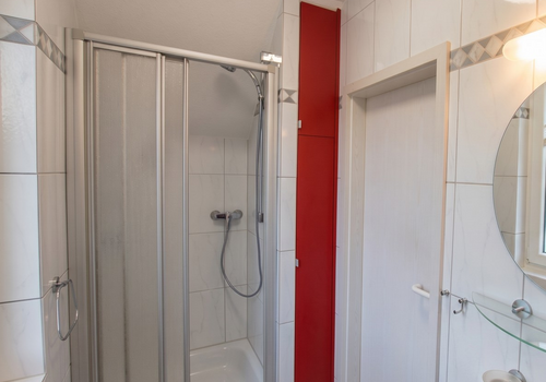 Gäste-WC mit Dusche