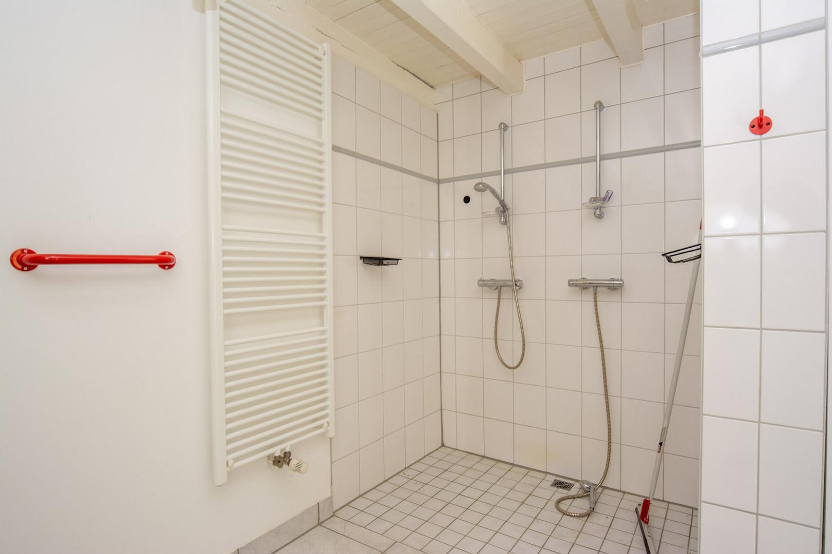 Große und ebenerdige Dusche