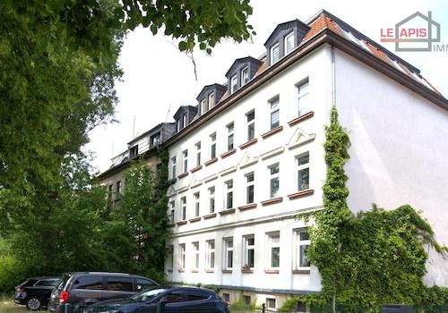 Hausansicht inkl. PKW-Stellplätze im Garten- u. Hofbereich
