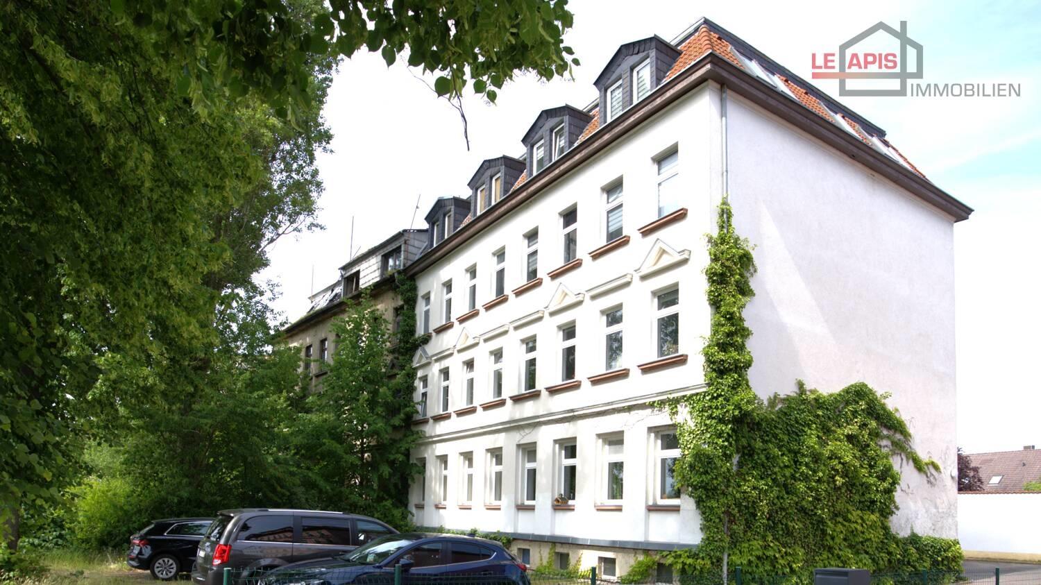 Hausansicht inkl. PKW-Stellplätze im Garten- u. Hofbereich