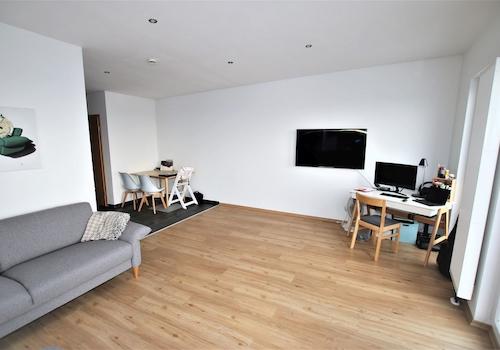 Blick vom Wohnzimmer zum Flur