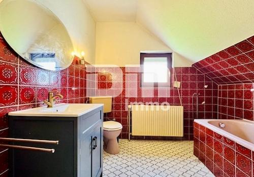 Wohnhaus OG / DG Bad / Wanne