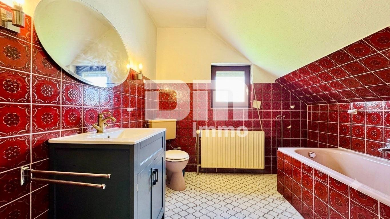 Wohnhaus OG / DG Bad / Wanne