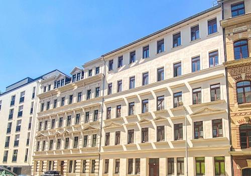 Blick auf das sanierte Mehframilienhaus